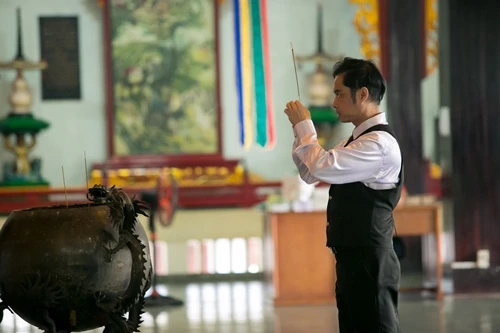 Ngọc Sơn sang trọng đưa mẹ đi chùa ngày cuối năm ảnh 3 - 3