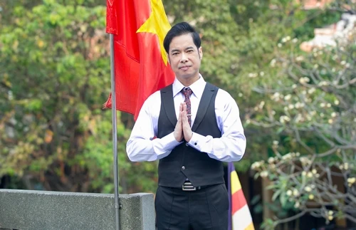 Ngọc Sơn sang trọng đưa mẹ đi chùa ngày cuối năm ảnh 4 - 4