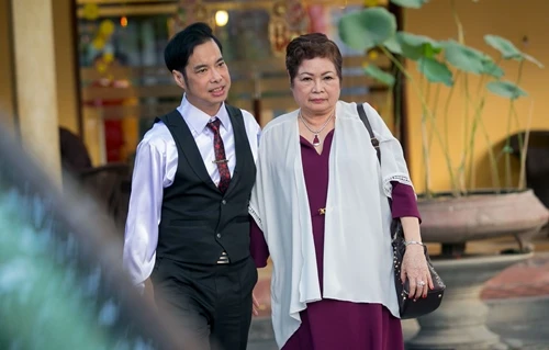 Ngọc Sơn sang trọng đưa mẹ đi chùa ngày cuối năm ảnh 5 - 5