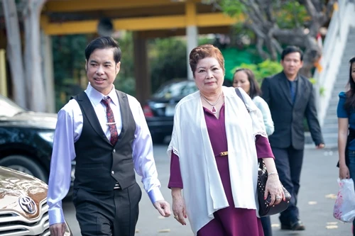 Ngọc Sơn sang trọng đưa mẹ đi chùa ngày cuối năm ảnh 6 - 6