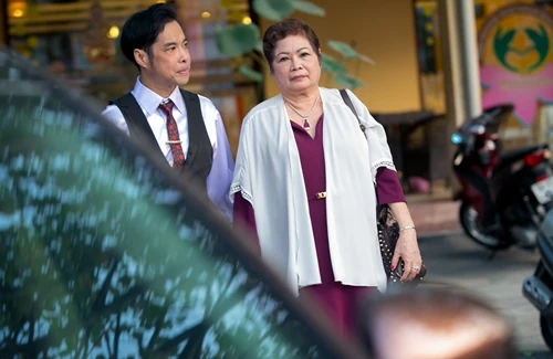 Ngọc Sơn sang trọng đưa mẹ đi chùa ngày cuối năm ảnh 7 - 7