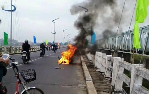 Chiếc xe máy bốc cháy dữ dội trên cầu Đà Rằng