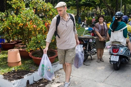 Một số vị khách nước ngoài công tác tại thành phố cũng dành thời gian để mua hoa trang trí nhà cửa, hòa cùng không khí Tết cổ truyền Việt Nam.