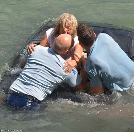 Cảnh sát giải cứu người phụ nữ kịp thời (&nbsp;Ảnh:&nbsp;Fairfax NZ)