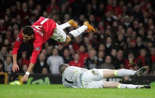 10 ly do Cristiano Ronaldo bi ghet