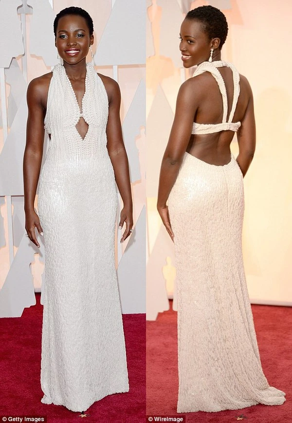 “Sao nữ đẹp nhất thế giới” bị trộm trả lại váy vì đính ngọc trai giả ảnh 1