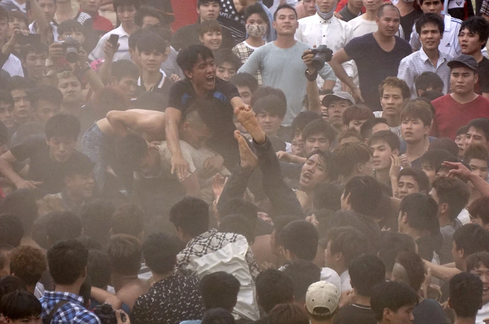 Nhưng hàng trăm người đã bao vây cướp lại quả phết, màn tranh cướp dẫm đạp quyết liệt lại tiếp tục.