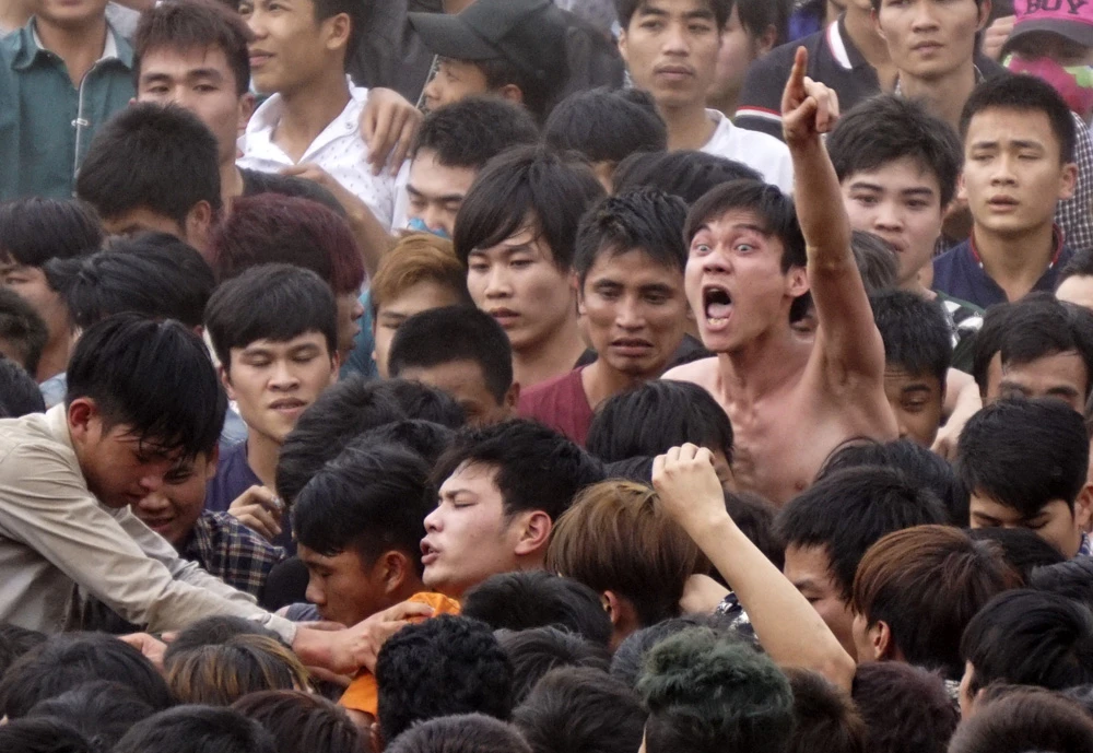 Màn cướp phết chính thức bắt đầu.