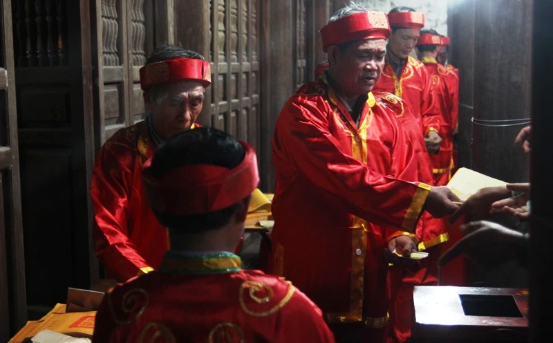 Chùm ảnh đội mưa xếp hàng từ nửa đêm chờ lấy ấn đền Trần ảnh 5