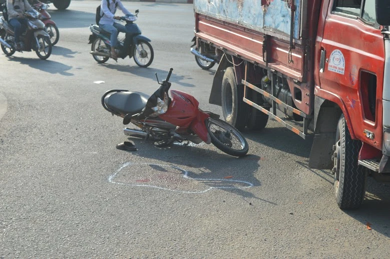 Xe máy va chạm với xe tải, hai người nhập viện ảnh 3