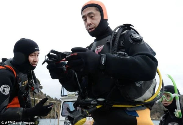 Xúc động: Chồng lặn biển tìm vợ mất tích suốt 4 năm ảnh 2