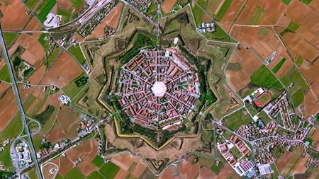 Cánh đồng hoa tulip ở Hà Lan như những tấm thảm nhiều màu sắc đan xen nhau, trải dài bất tận.