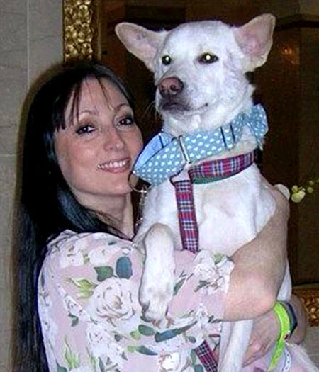 Chị Amanda ở bên cậu con trai Kyle và chú chó Miracle.