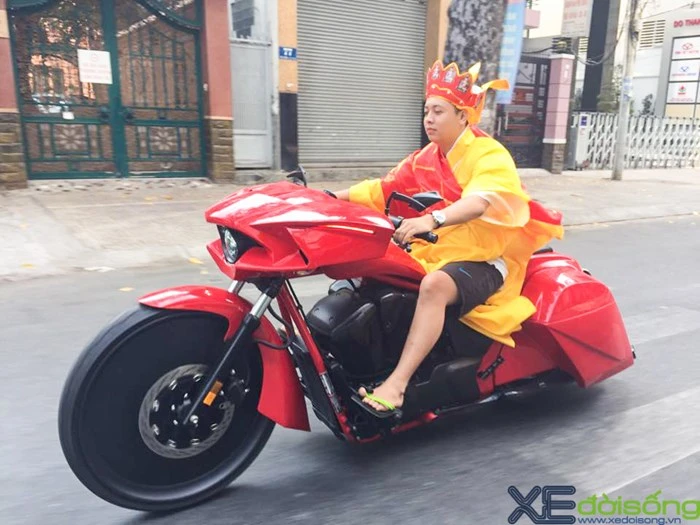 ‘Đường Tăng’ lái Honda Fury độ trống đồng ở Sài Gòn - ảnh 1