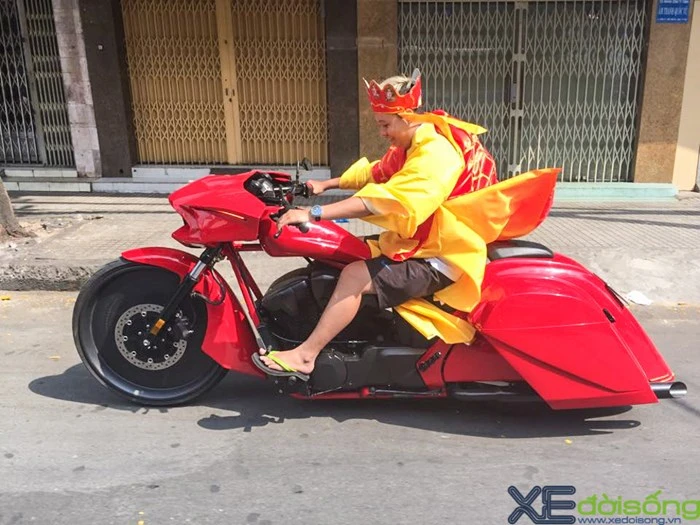 ‘Đường Tăng’ lái Honda Fury độ trống đồng ở Sài Gòn - ảnh 2