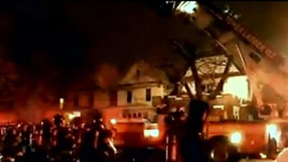 Các nhân viên cứu hỏa nỗ lực dập lửa trong đêm (Ảnh: