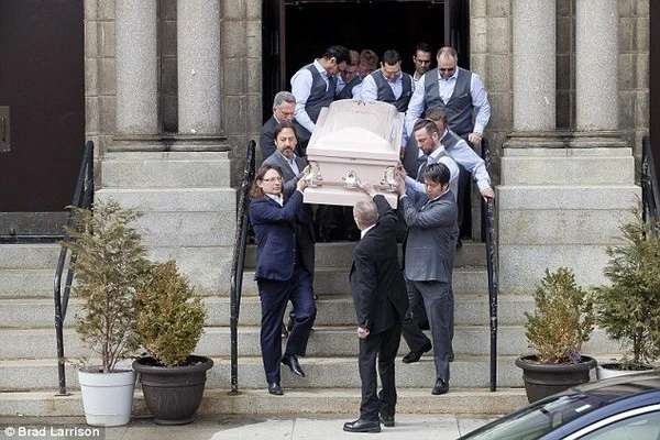 Cô gái gốc Việt tổ chức lễ tang theo nghi thức... lễ cưới ảnh 2