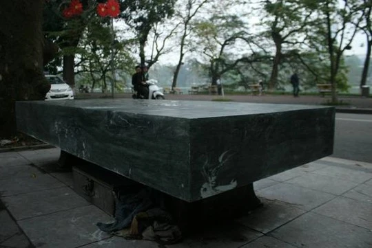 Phiến đá mới được đặt lên chân của chiếc ghế cũ, vẫn còn trong thời gian tiếp tục hoàn thiện một số chi tiết