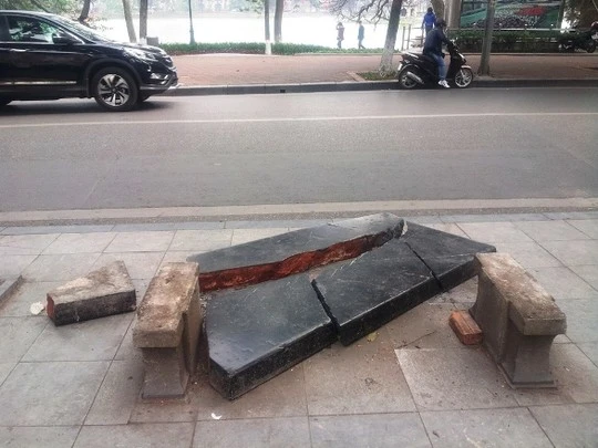 Phiến đá xanh hàng trăm năm tuổi bị vỡ tan tành trước đó