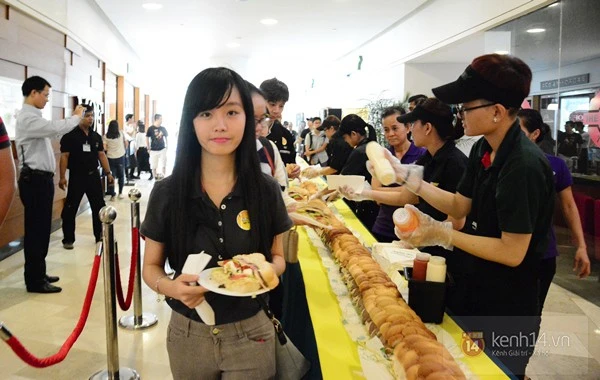 Người Sài Gòn lại xếp hàng chờ... ăn bánh mì miễn phí ảnh 7