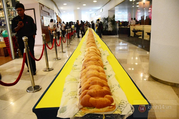 Người Sài Gòn lại xếp hàng chờ... ăn bánh mì miễn phí ảnh 1