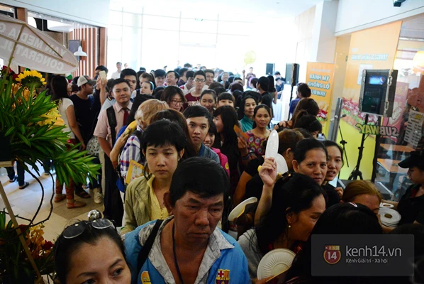 Người Sài Gòn lại xếp hàng chờ... ăn bánh mì miễn phí ảnh 4