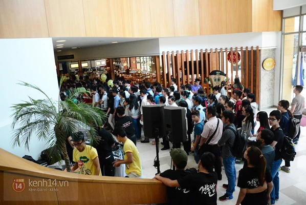 Người Sài Gòn lại xếp hàng chờ... ăn bánh mì miễn phí ảnh 5