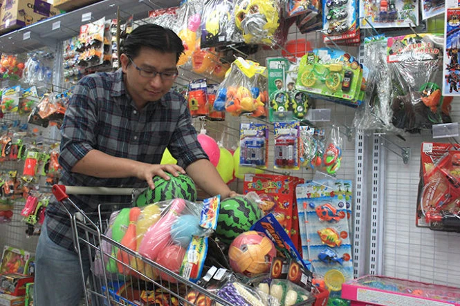Gabriel Kang mua sắm đồ chơi để tặng cho trẻ em tại mái ấm Thiên Bình, Biên Hòa, Đồng Nai tại một siêu thị tại Q. Gò Vấp, TP.HCM ngày 10-1-2015- Ảnh: Ngọc Đông
