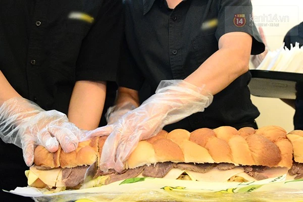 Người Sài Gòn lại xếp hàng chờ... ăn bánh mì miễn phí ảnh 3