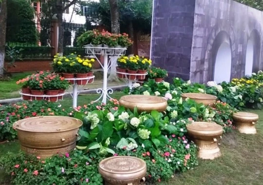 Trống đồng - một biểu tượng của Thanh Hóa cũng được trưng bày đan xen ở đường hoa