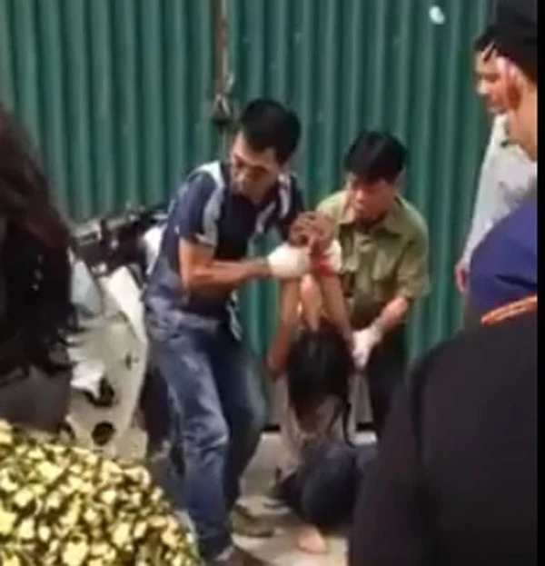 Hoảng loạn vì thiếu nữ cầm kim tiêm đâm loạn xạ giữa chợ ảnh 3