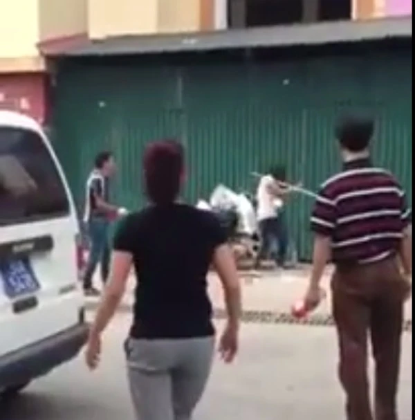 Hoảng loạn vì thiếu nữ cầm kim tiêm đâm loạn xạ giữa chợ ảnh 2