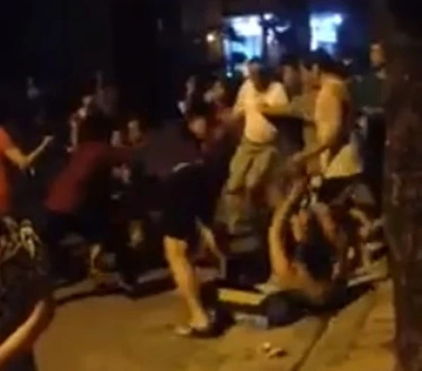 Can ngăn chó cắn nhau đến chết, người đàn ông bị đánh dã man ảnh 2