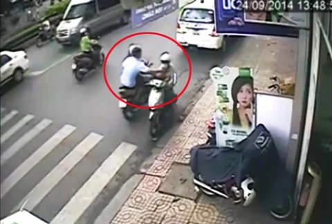 Cảnh sát hình sự 'bật mí' cách phòng tránh bị cướp giật ảnh 1