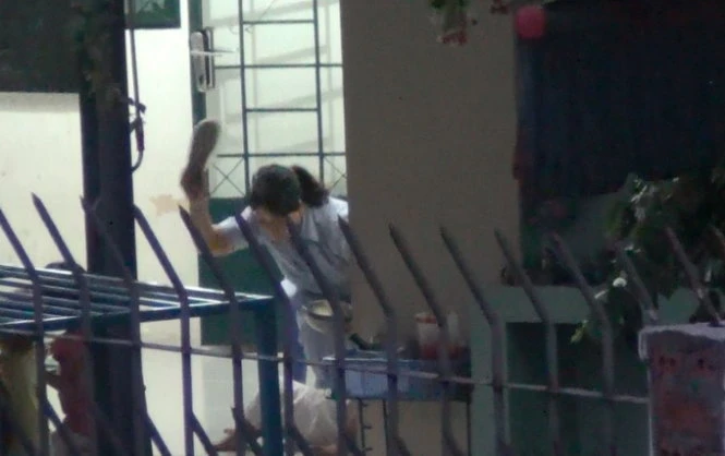 Một vài hình ảnh bảo mẫu bạo hành trẻ nhiễm HIV trong bữa ăn - Ảnh trích từ clip của Ngọc Khải - Hải Hiếu