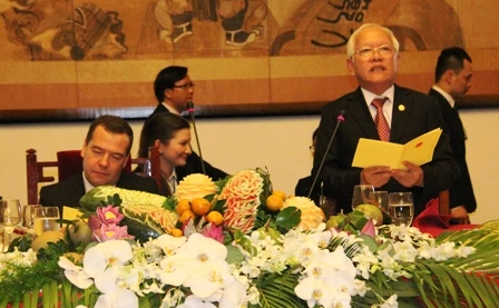 Thủ tướng dự buổi chiêu đãi của lãnh đạo UBND TPHCM tại phòng Khánh Tiết.