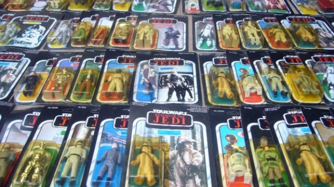 Hình ảnh của một số món đồ chơi bày bán trong cửa hàng Frank Beech.