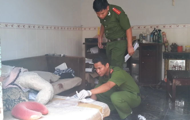 Công an khám nghiệm hiện trường