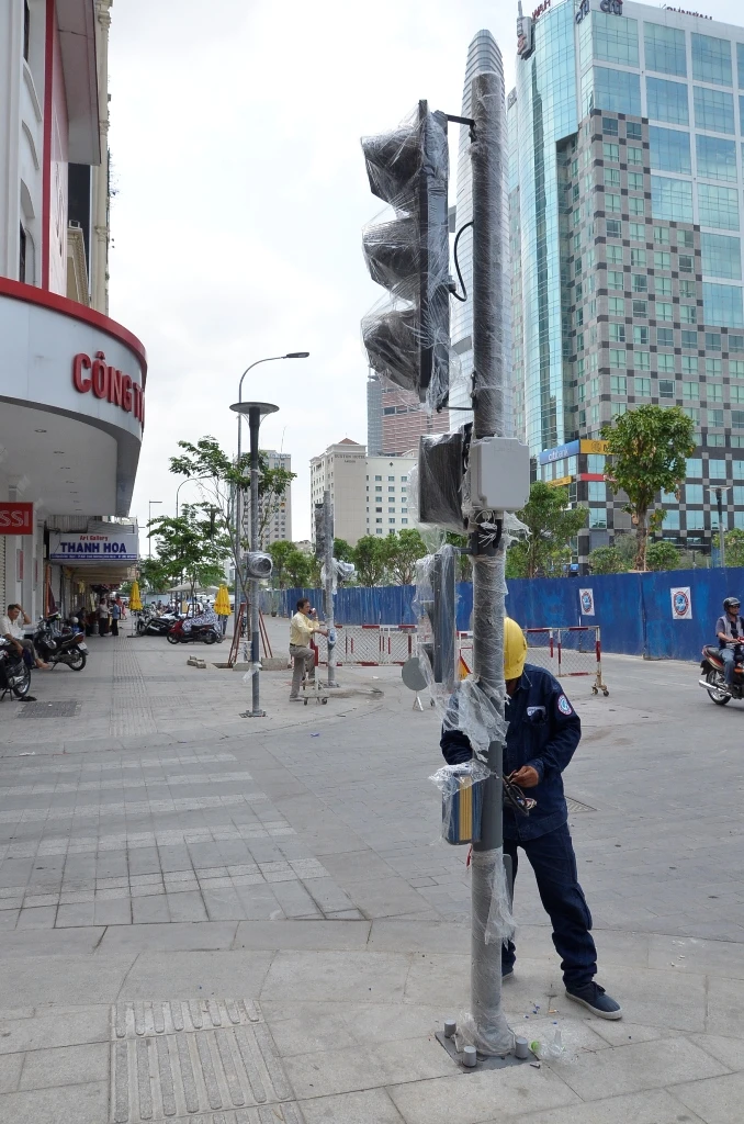 Bộ đèn tín hiệu giao thông có âm thanh được lắp đặt trên tuyến đường Nguyễn Huệ