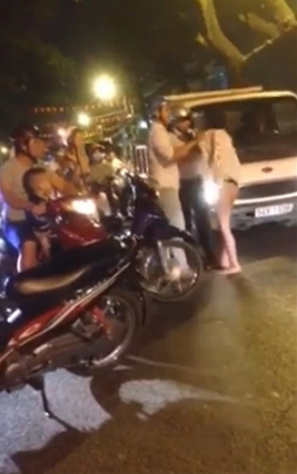 Thêm cô gái... không mặc đồ vừa đi vừa khóc tức tưởi giữa Sài Gòn ảnh 3