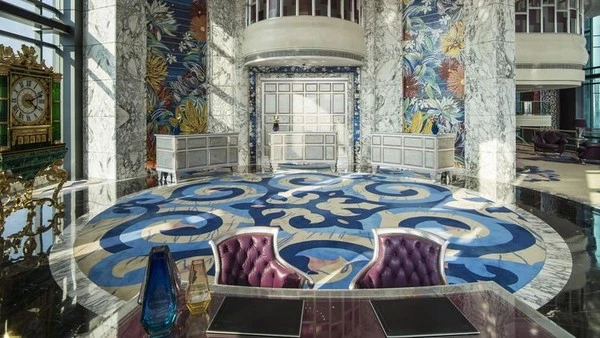 Báo Mỹ ca ngợi sự lộng lẫy 'không tưởng' của KS siêu sang ở Sài Gòn ảnh 1