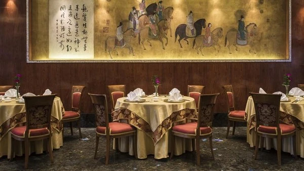 Báo Mỹ ca ngợi sự lộng lẫy 'không tưởng' của KS siêu sang ở Sài Gòn ảnh 14