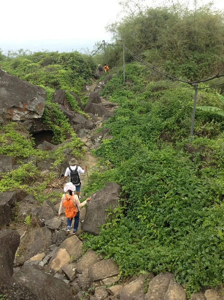 Cứu nạn 3 du khách Sài Gòn đi lạc trên núi Bà Đen trong đêm khuya ảnh 1