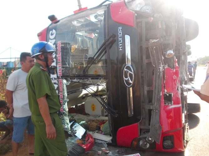 Hành khách hoảng loạn vì xe khách tông dải phân cách bị lật ngửa ảnh 2