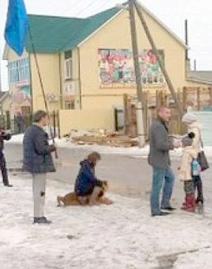 Nhân viên gánh xiếc khống chế con vật... Ảnh: Daily Mail