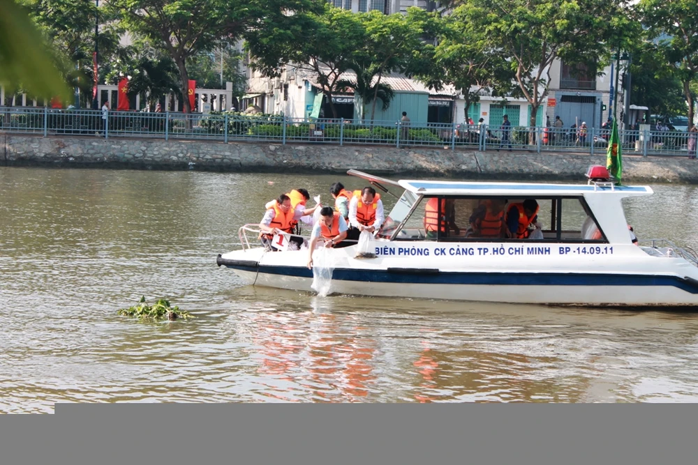Thả nửa triệu con cá giống xuống kênh Tàu Hũ - Bến Nghé