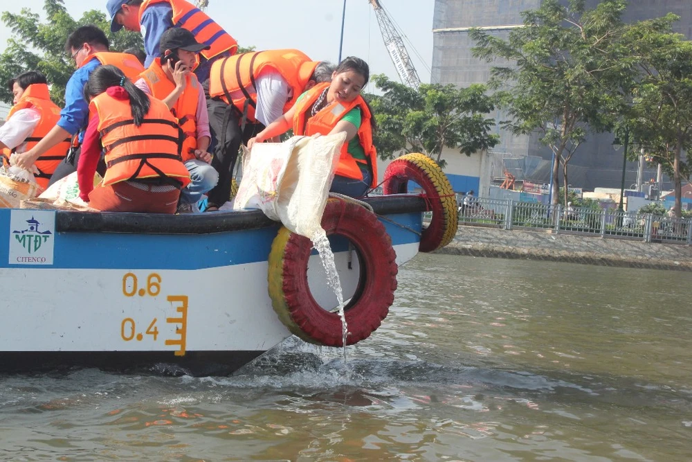 Đoàn viên thanh niên cùng người dân tham gia thả cả