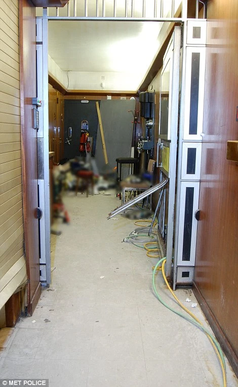 Sốc với vụ khoan tường trộm đá quý trị giá hàng ngàn tỉ đồng ảnh 3