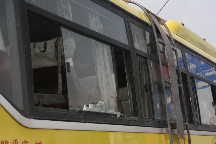 Cụ ông bị ô tô cán chết, người nhà bức xúc đập bể kiếng xe ảnh 2