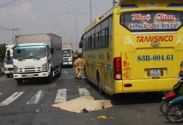 Cụ ông bị ô tô cán chết, người nhà bức xúc đập bể kiếng xe ảnh 1